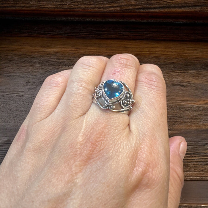 Anello con blu topazio(taglia unica)