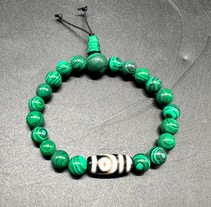 Braccialetto tibetano con pietra malachite verde e dzi tibetano di 2 occhi