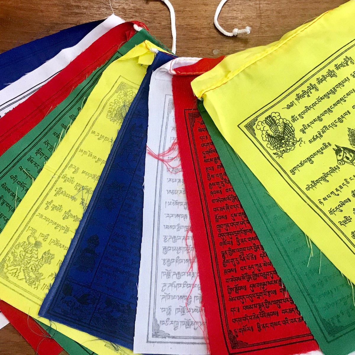 Due file di bandierine tibetane mantra - Altri In vendita a Trento